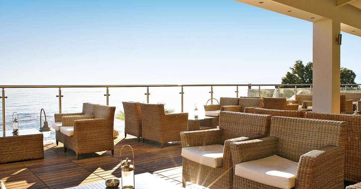 Ein Foto von der Terrasse im Glaros Beach Hotel