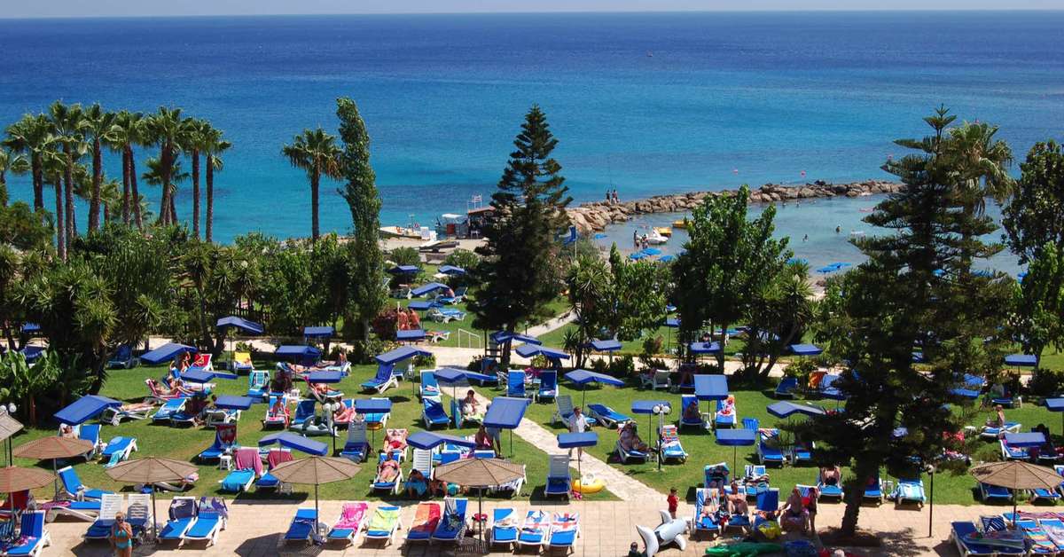 Een foto van het zwembad bij Cavo Maris Beach Hotel