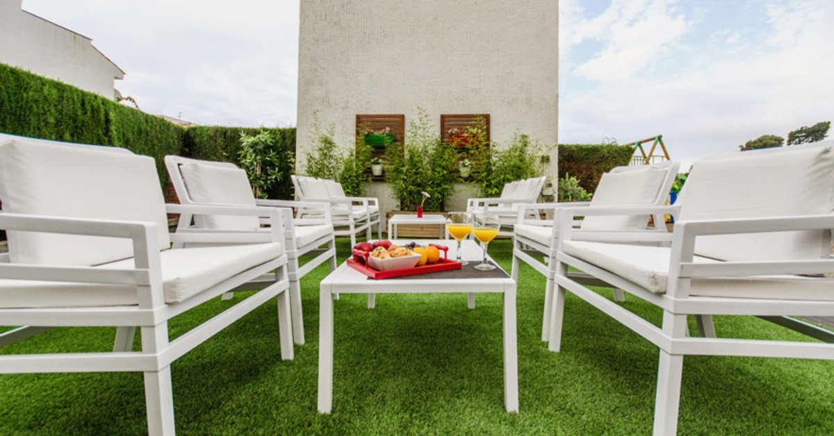 Een foto van het terras bij Appartementen Els Llorers