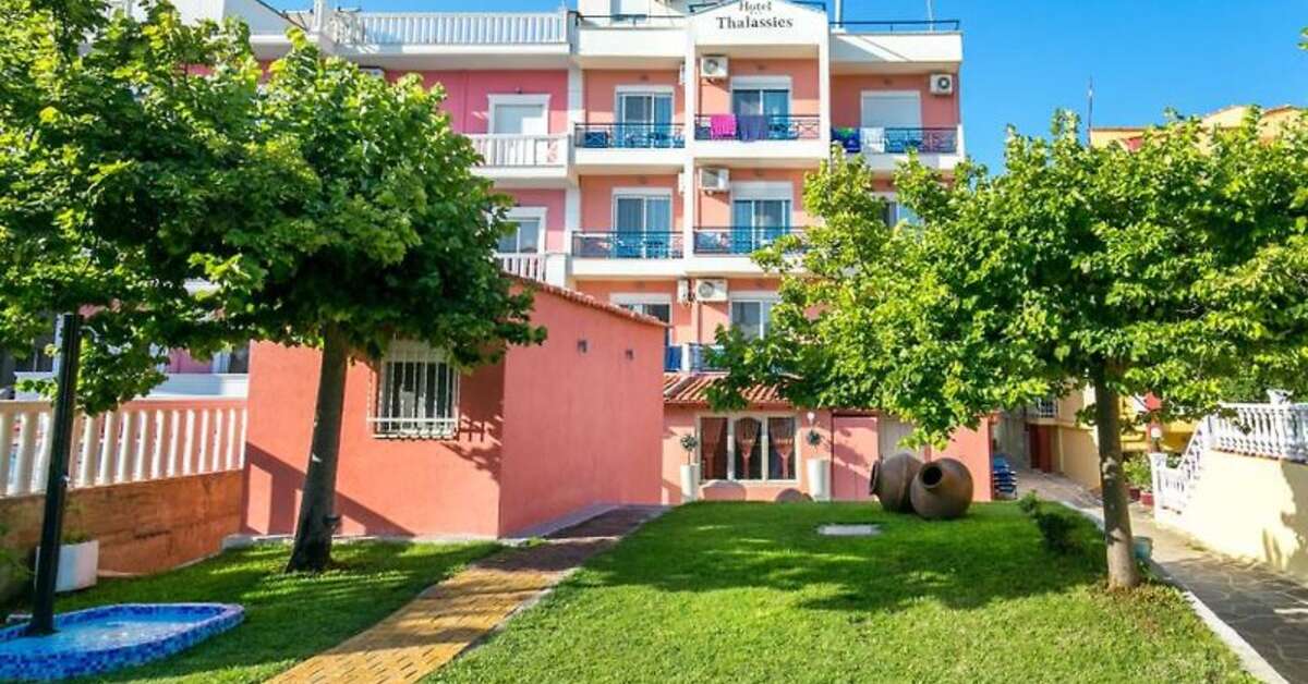 Een foto van de buitenkant van Hotel Thalassies