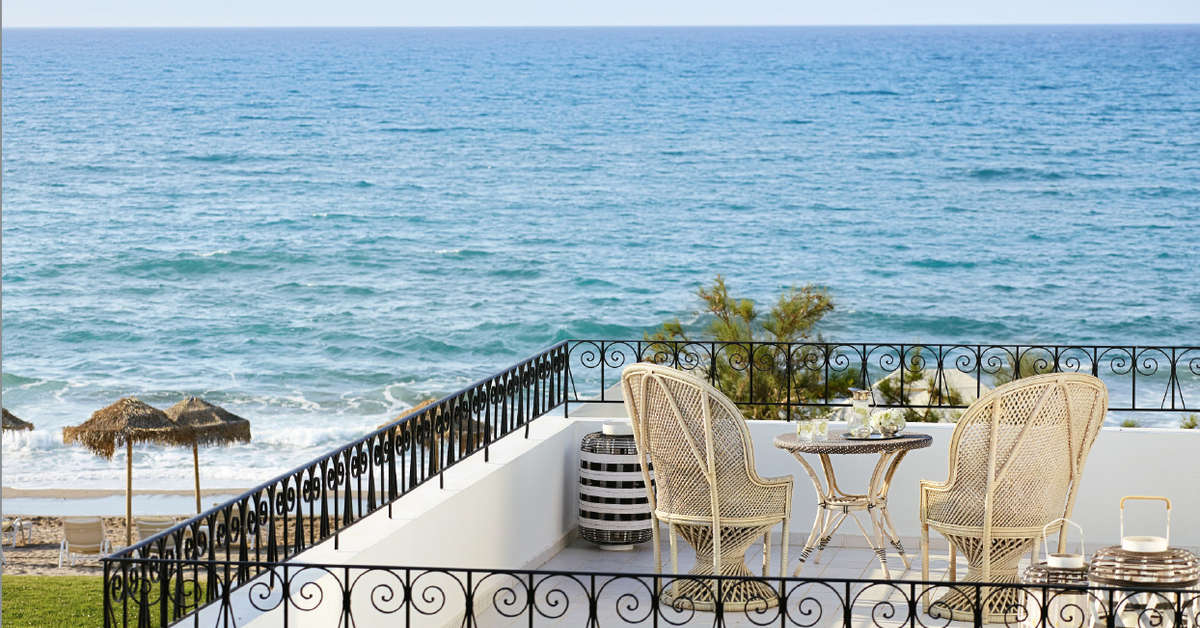 Een foto van het terras bij Grecotel Caramel Boutique Resort