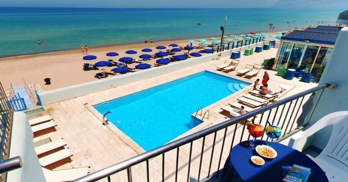 Een foto van het zwembad bij Hotel La Battigia
