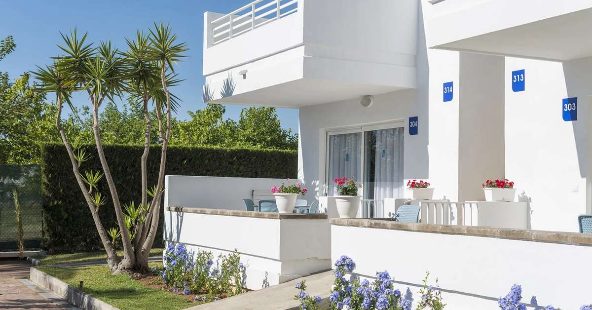 Een foto van het terras bij Solecito Alcudia Appartementen