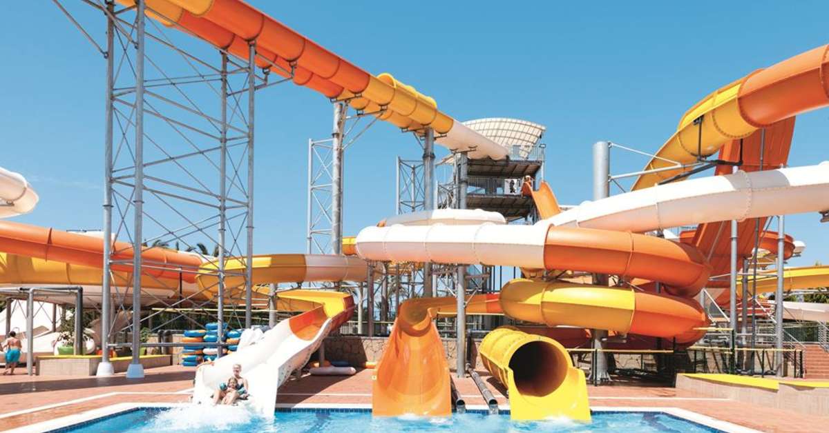 Een foto van het zwembad bij Pegasos World Hotel