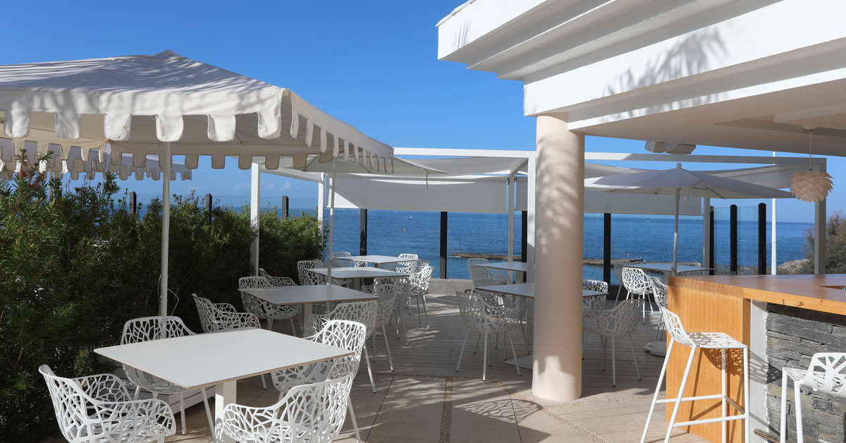 Een foto van het terras bij Joia Salomé by Iberostar