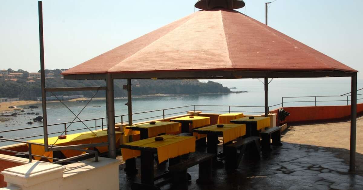 Een foto van het terras bij Baia del Sorriso