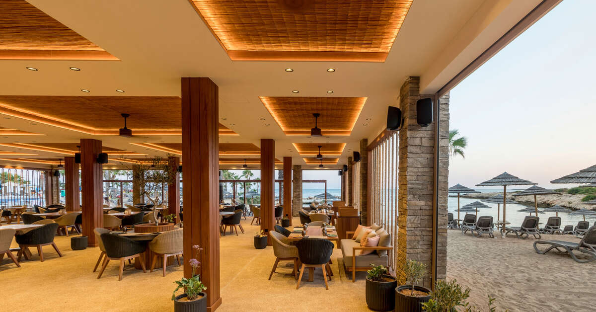 Een foto van het terras bij Adams Beach Hotel
