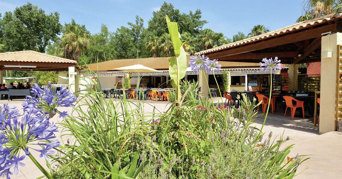 Een foto van het terras bij Sandaya Camping Les Vagues