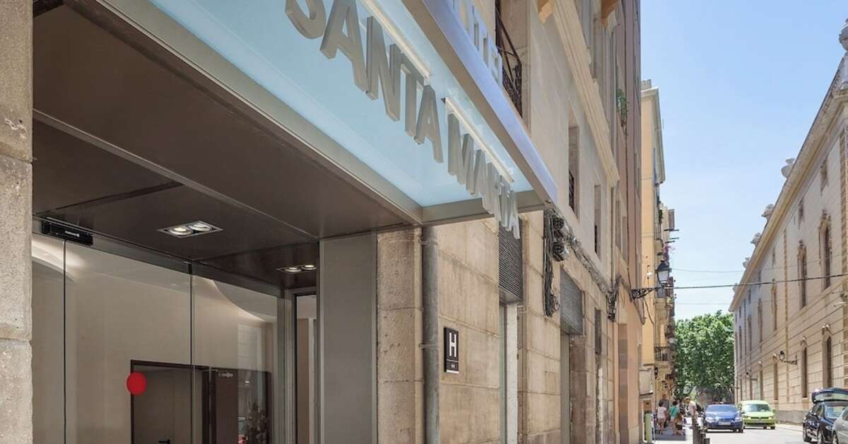 Een foto van de buitenkant van Hotel Santa Marta Barcelona