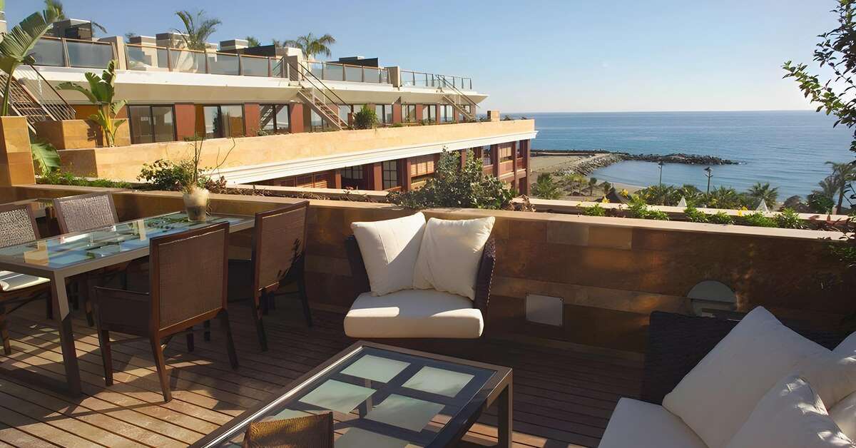 Een foto van het terras bij Gran Hotel Guadalpin Banus