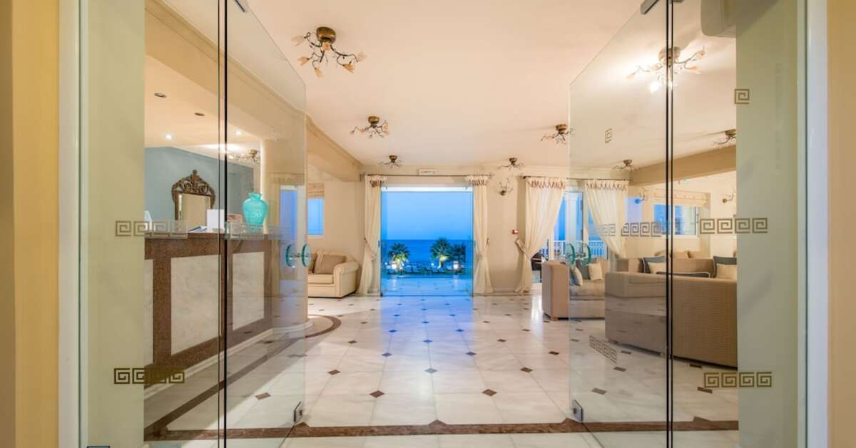 Een foto van het interieur van Windmill Bay Hotel