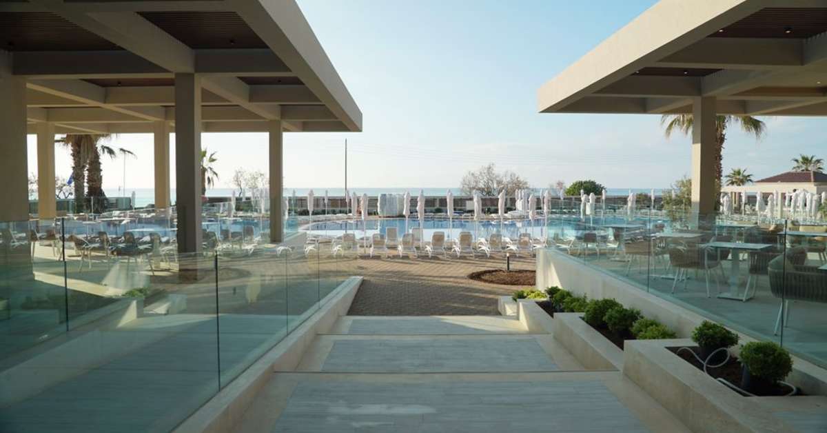Een foto van het terras bij Almyros Beach Hotel