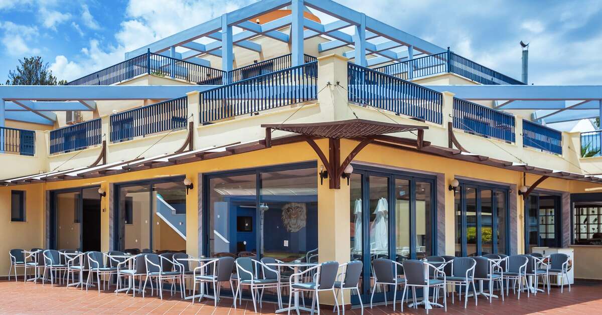 Een foto van het terras bij Hotel Atrium Pefkochori