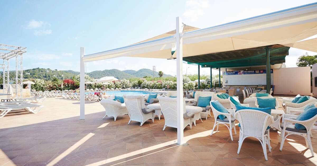 Een foto van het terras bij Invisa Hotel Es Pla