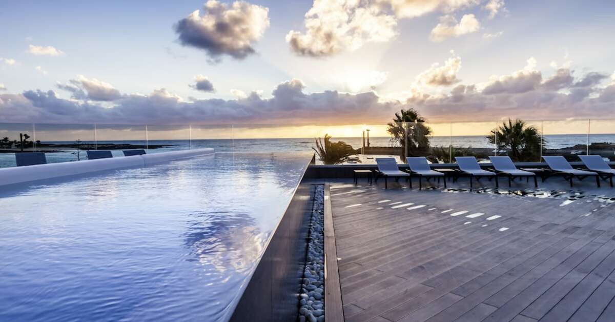Een foto van het zwembad bij Barcelo Teguise Beach