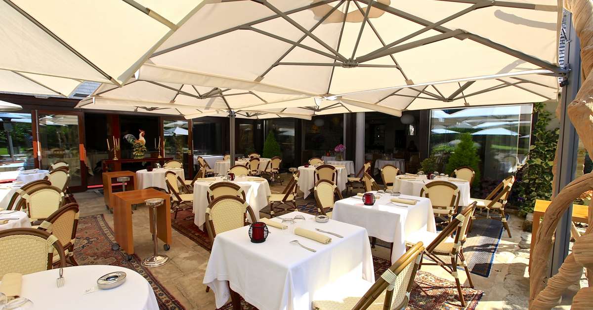 Een foto van het terras bij Le Manoir de Lys