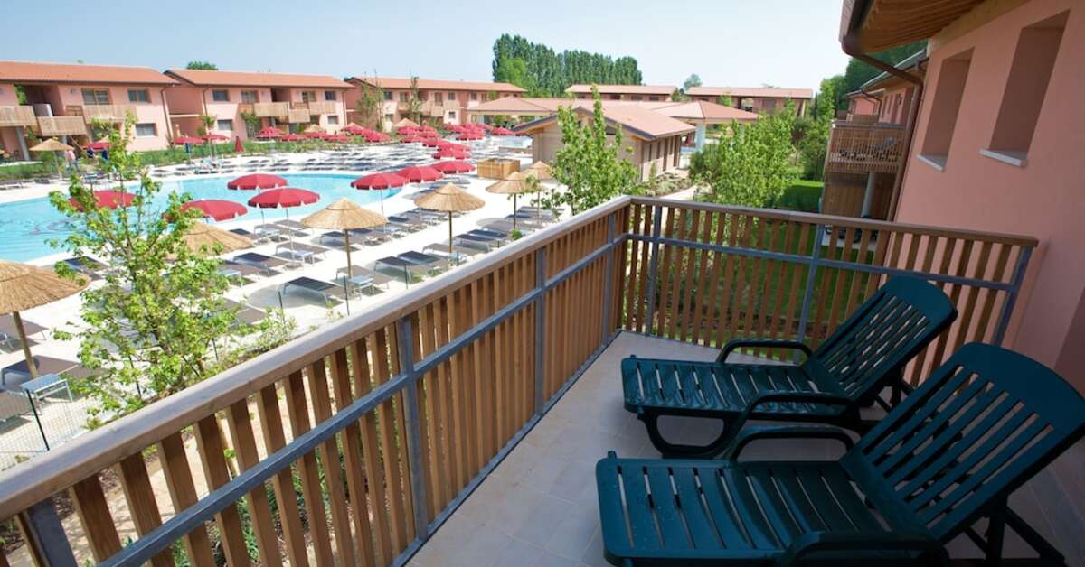 Een foto van het zwembad bij Green Village Resort