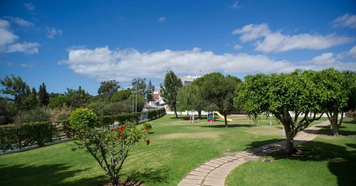 Een foto van het terras bij Grand Muthu Forte da Oura