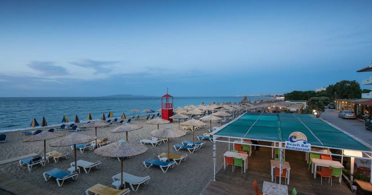 Een foto van het strand bij Yianna Caravel Beach Hotel
