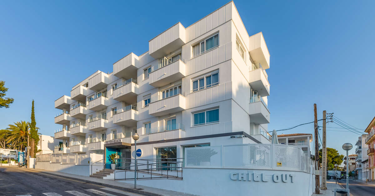 Een foto van de buitenkant van Hotel Triton Beach