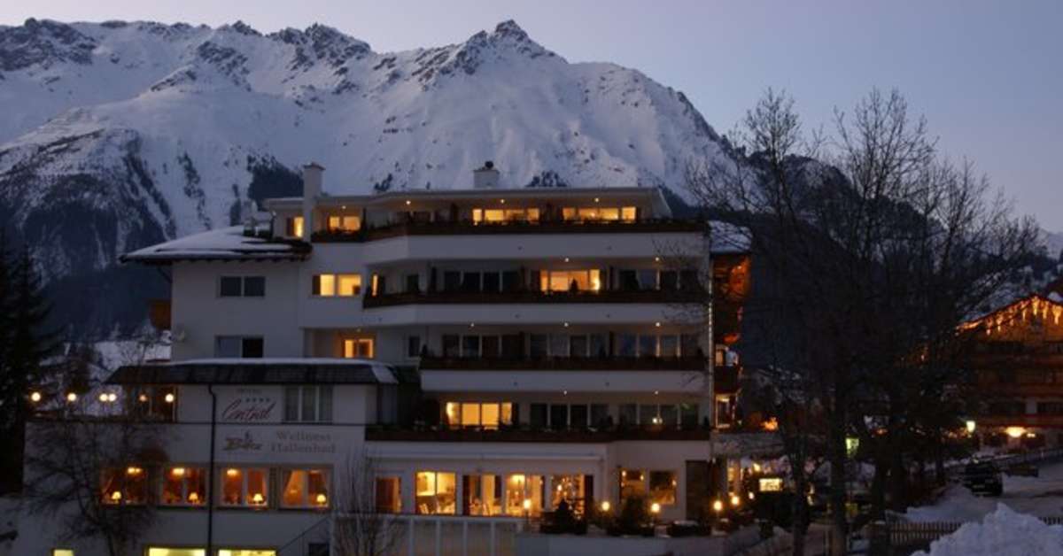 Een foto van de buitenkant van Central Alpen Comfort Hotel