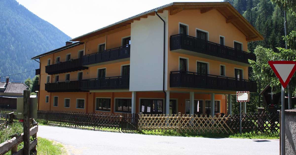 Een foto van de buitenkant van Hotel Hubertus Mallnitz
