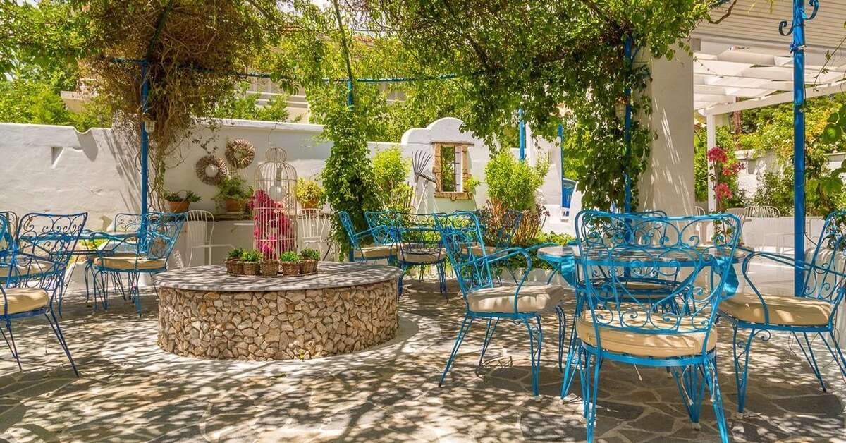 Een foto van het terras bij Nathalie Hotel