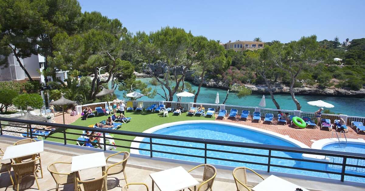 Een foto van het zwembad bij Cala Ferrera Hotel