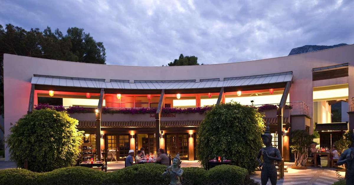 Een foto van de buitenkant van Rixos Sungate