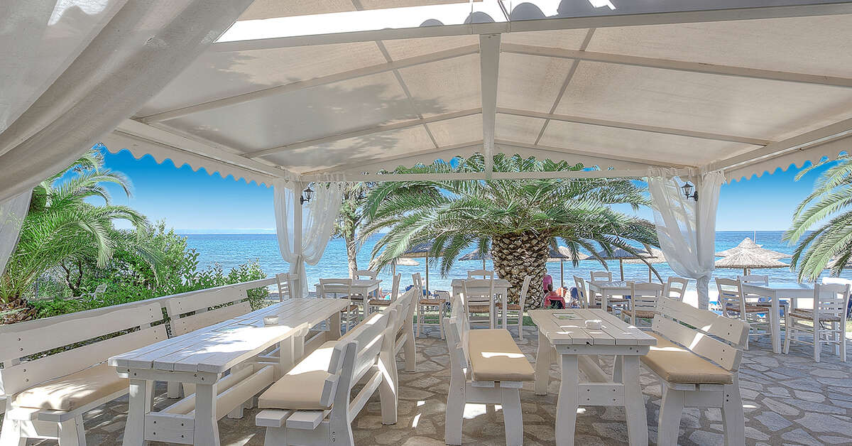 Een foto van het terras bij Acrotel Lily Ann Boutique Hotel
