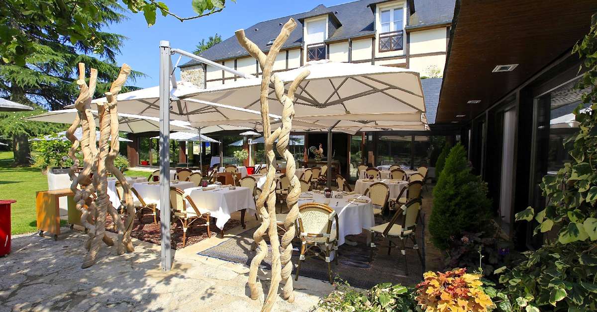 Een foto van het terras bij Le Manoir de Lys