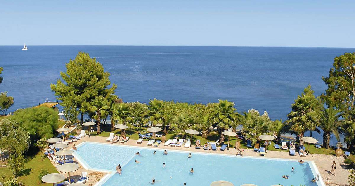 Ein Foto vom Pool im Avali Mar-Bella Collection