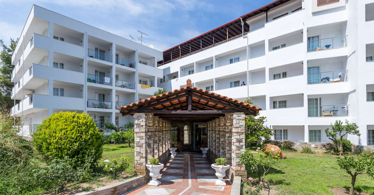 Een foto van de buitenkant van Alexander The Great Beach Hotel