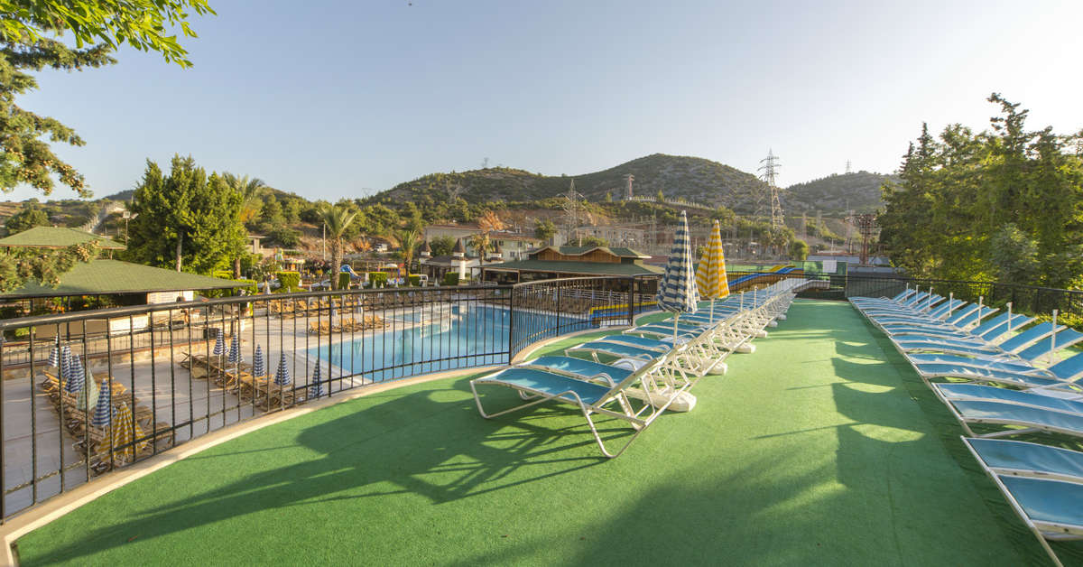 Een foto van het terras bij Doganay Beach Club
