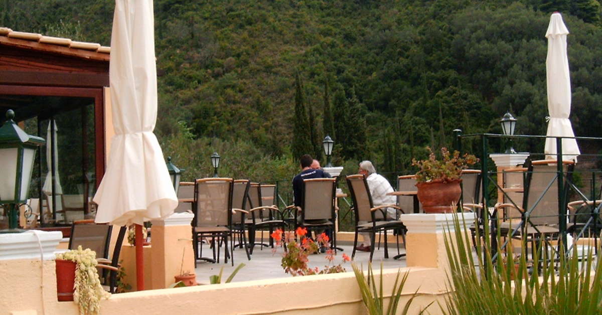 Een foto van het terras bij Alonakia Hotel