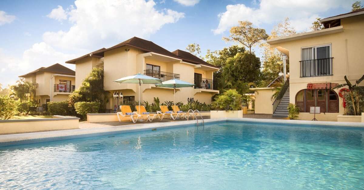 Een foto van het zwembad bij Rooms on the Beach Negril