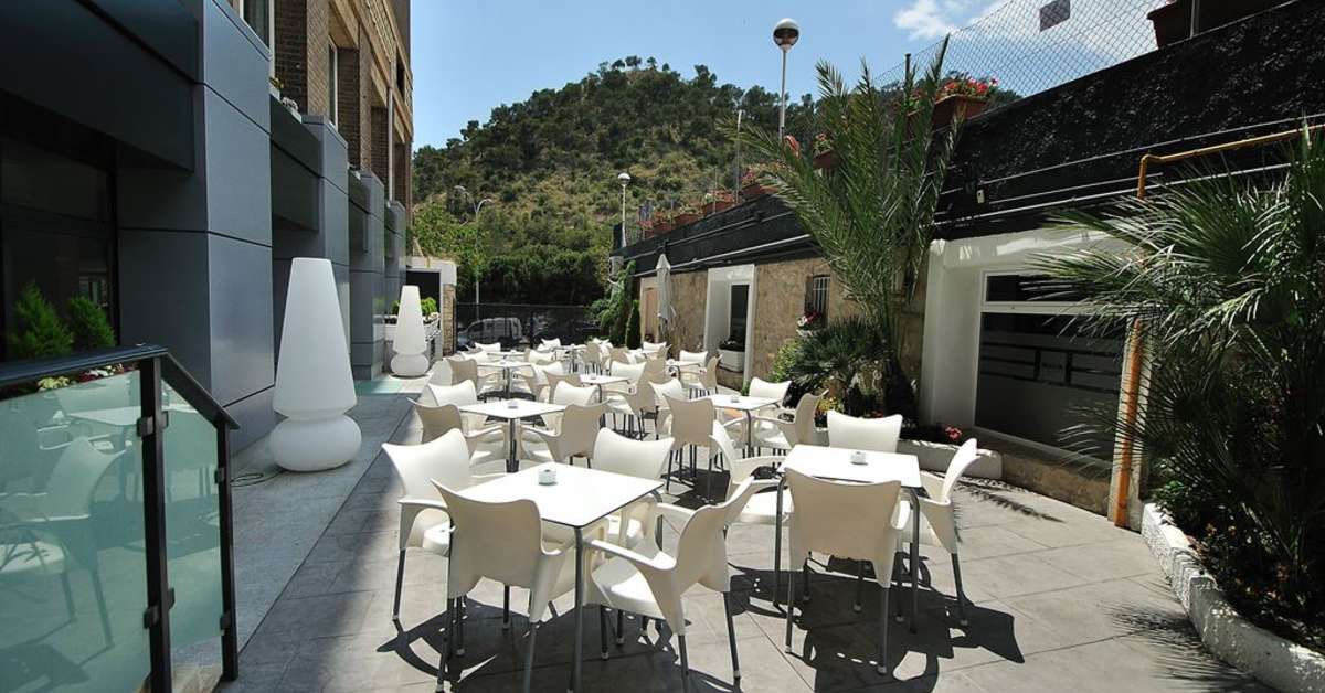 Een foto van het terras bij Sercotel Maya Alicante