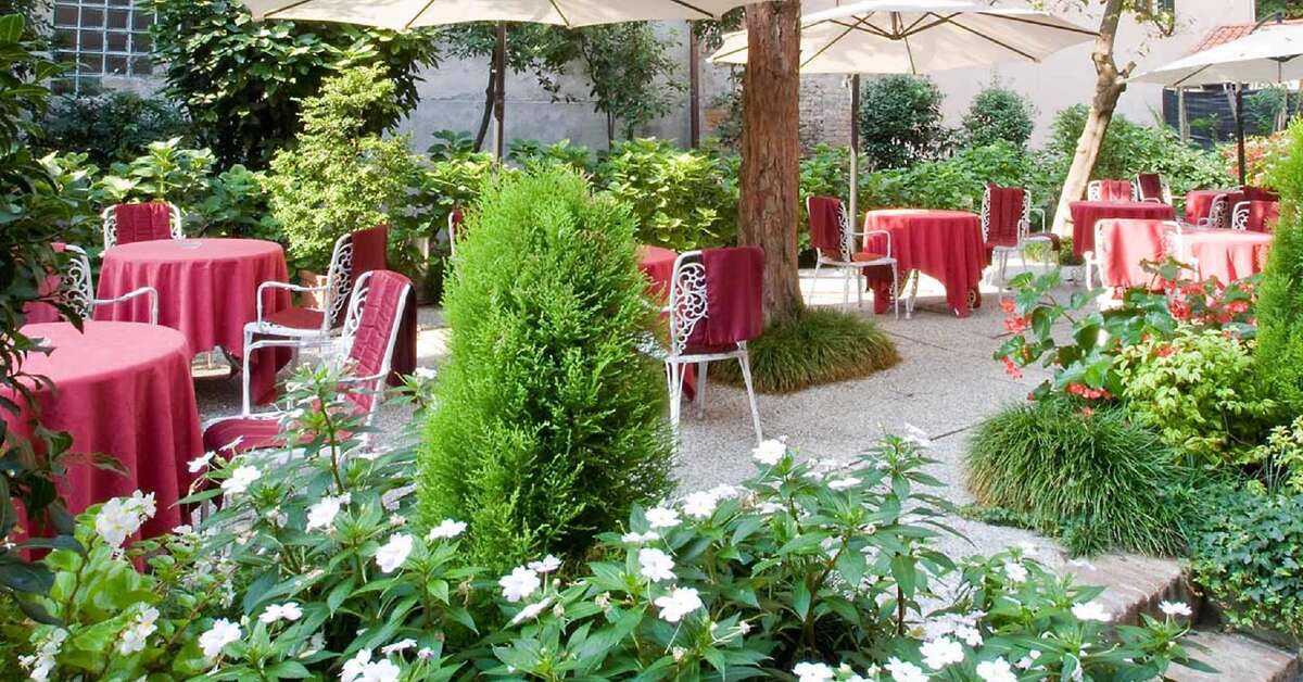 Een foto van het terras bij Hotel Amadeus