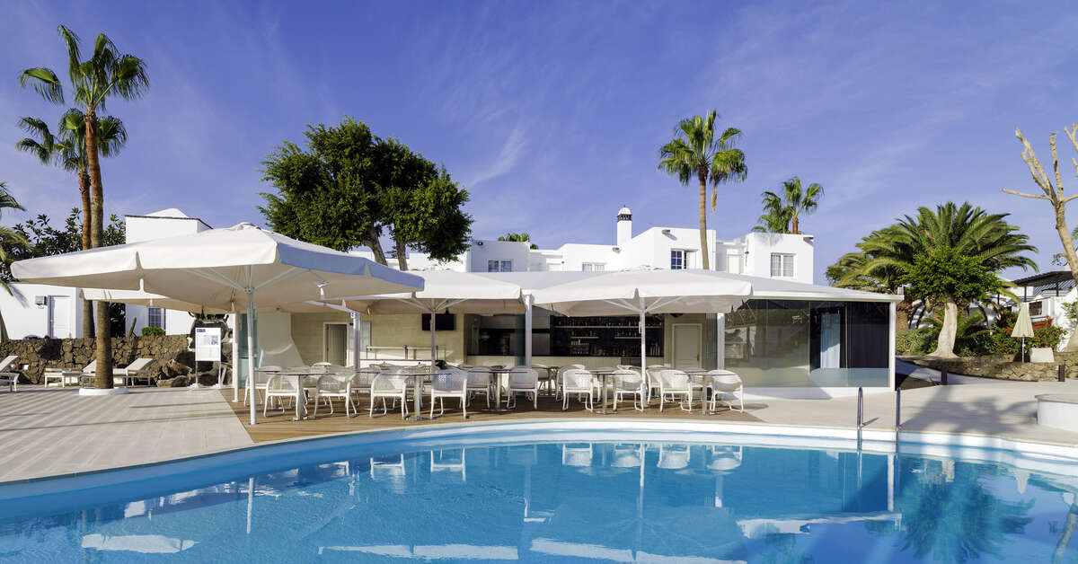 Een foto van het zwembad bij H10 White Suites