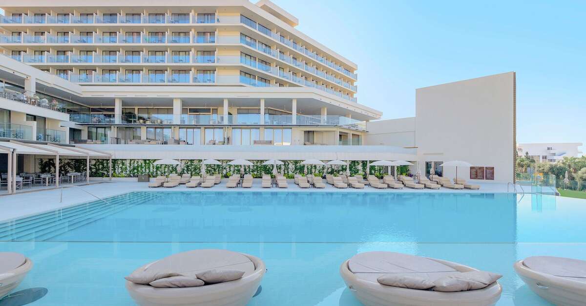 Een foto van het zwembad bij Amarande Hotel