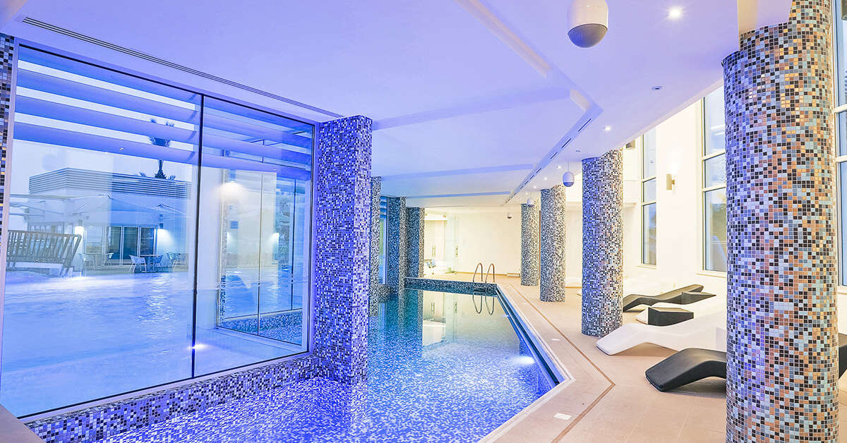 Een foto van het zwembad bij Vassos Nissi Plage Hotel