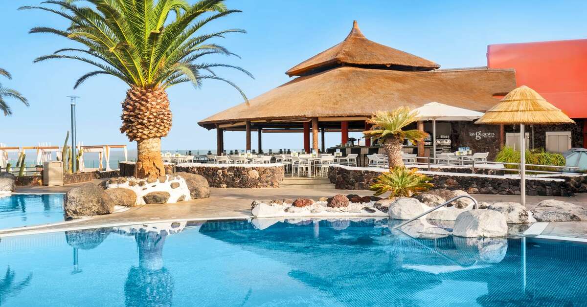 Een foto van het zwembad bij Barcelo Santiago