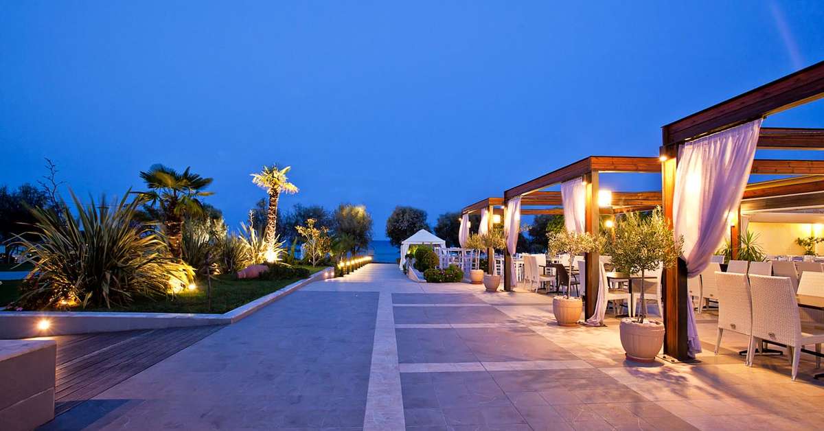 Een foto van het terras bij Hotel Poseidon Palace
