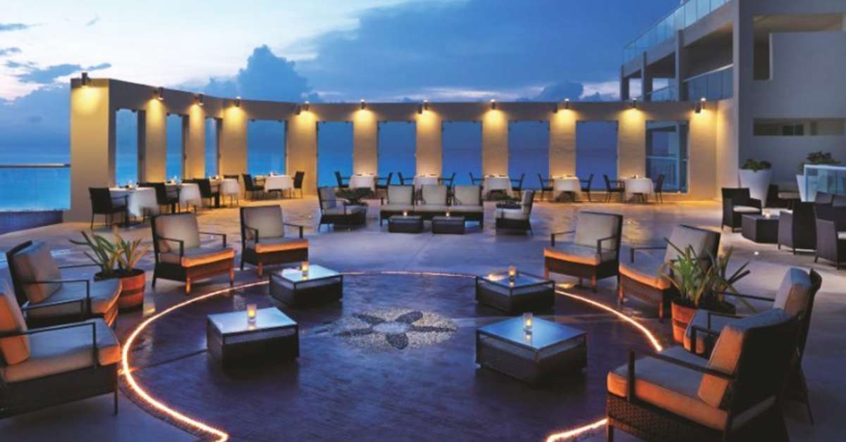 Een foto van het terras bij Sun Palace