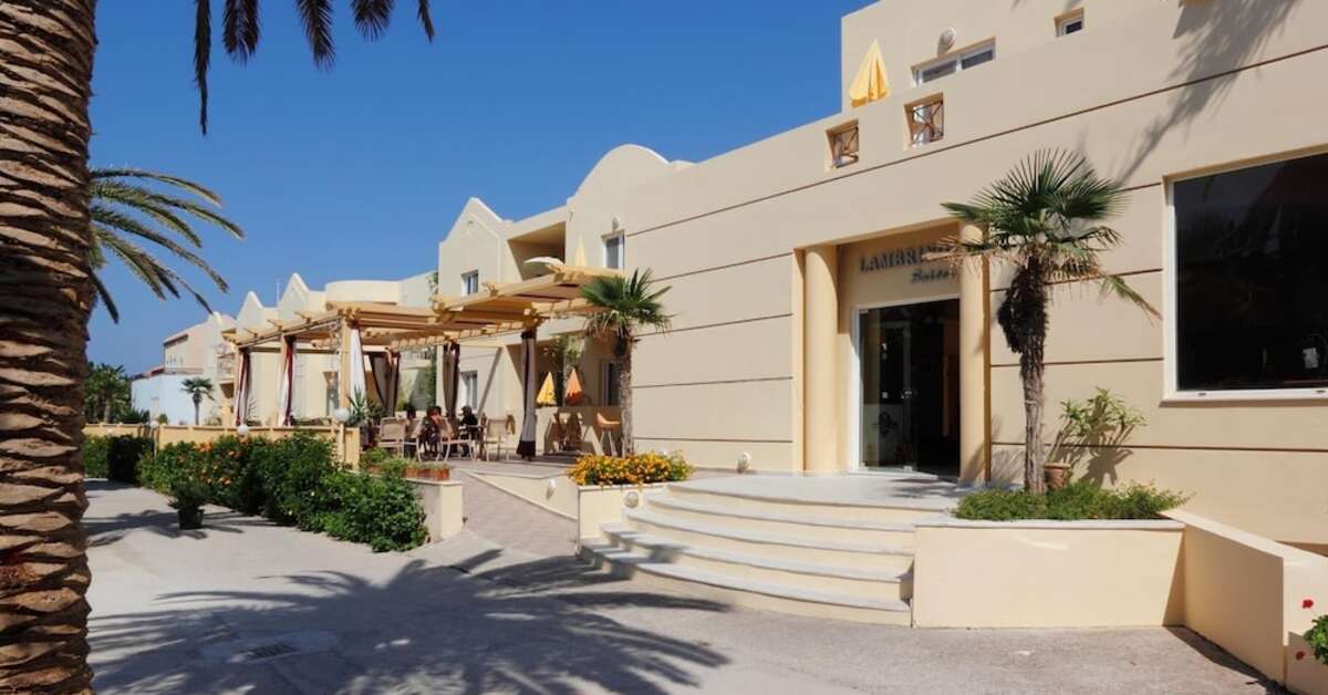 Een foto van de buitenkant van Lambrinos Suites
