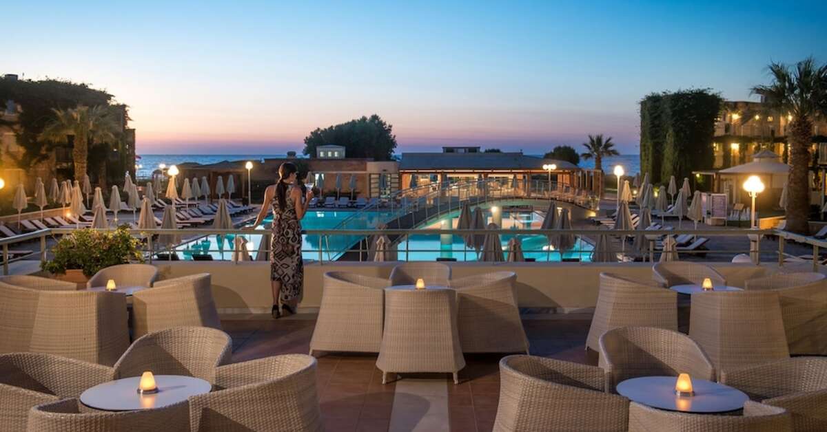 Een foto van het terras bij Bella Beach Hotel