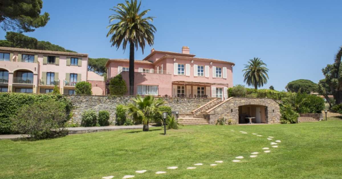 Een foto van de buitenkant van Hotel Les Jardins de Sainte-Maxime