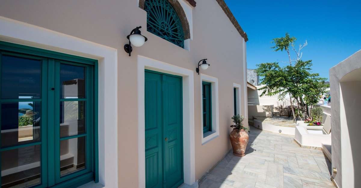 Een foto van de buitenkant van Passion Blue Villas