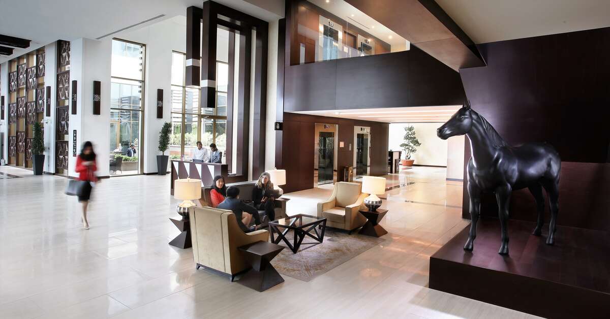 Een foto van het interieur van Metropolitan Hotel Dubai