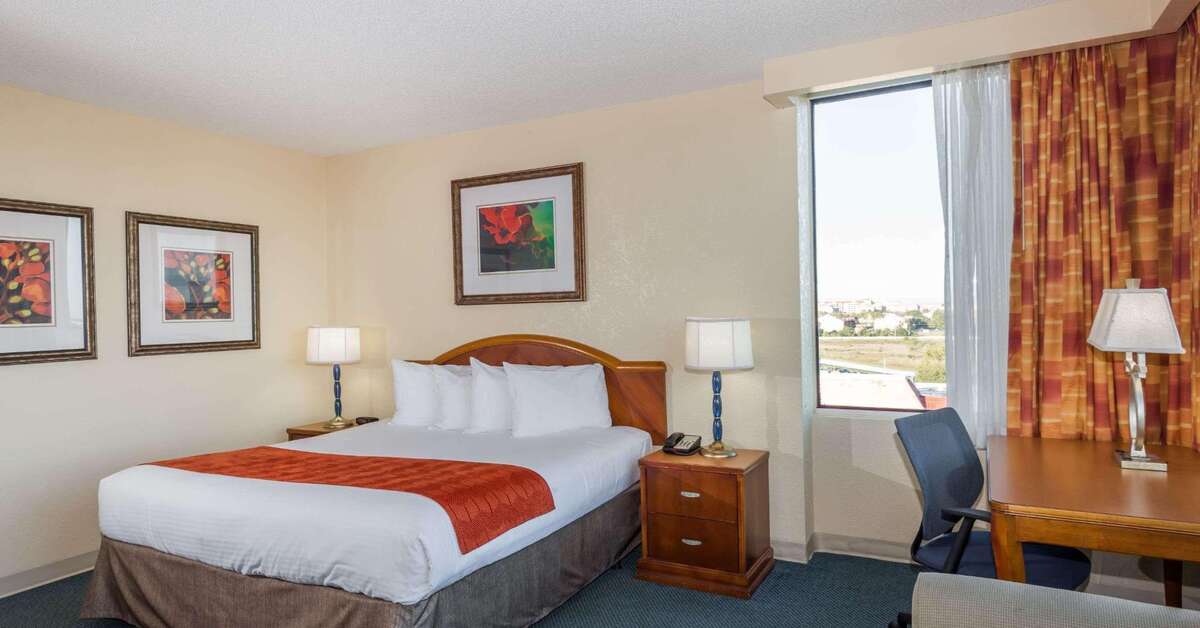 Ein Foto Ramada by Wyndham Kissimmee Gateway